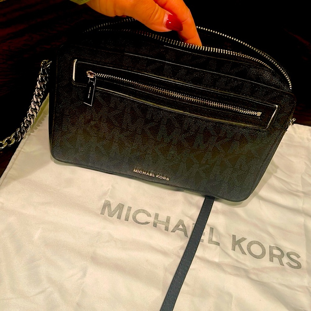 Michael Kors Womens
Item Crossbody Bag in Black with Silver hardware.